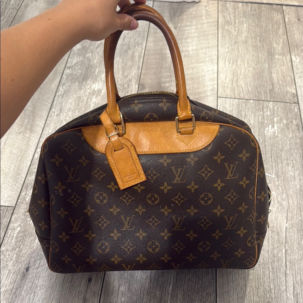 EUC Louis Vuitton Monogram Deauville Boston Handbag-comes with tan bag